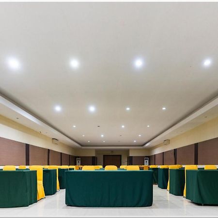 RedDoorz Plus @ Hertasning Area Makassar Exterior foto
