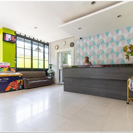 RedDoorz Plus @ Hertasning Area Makassar Exterior foto