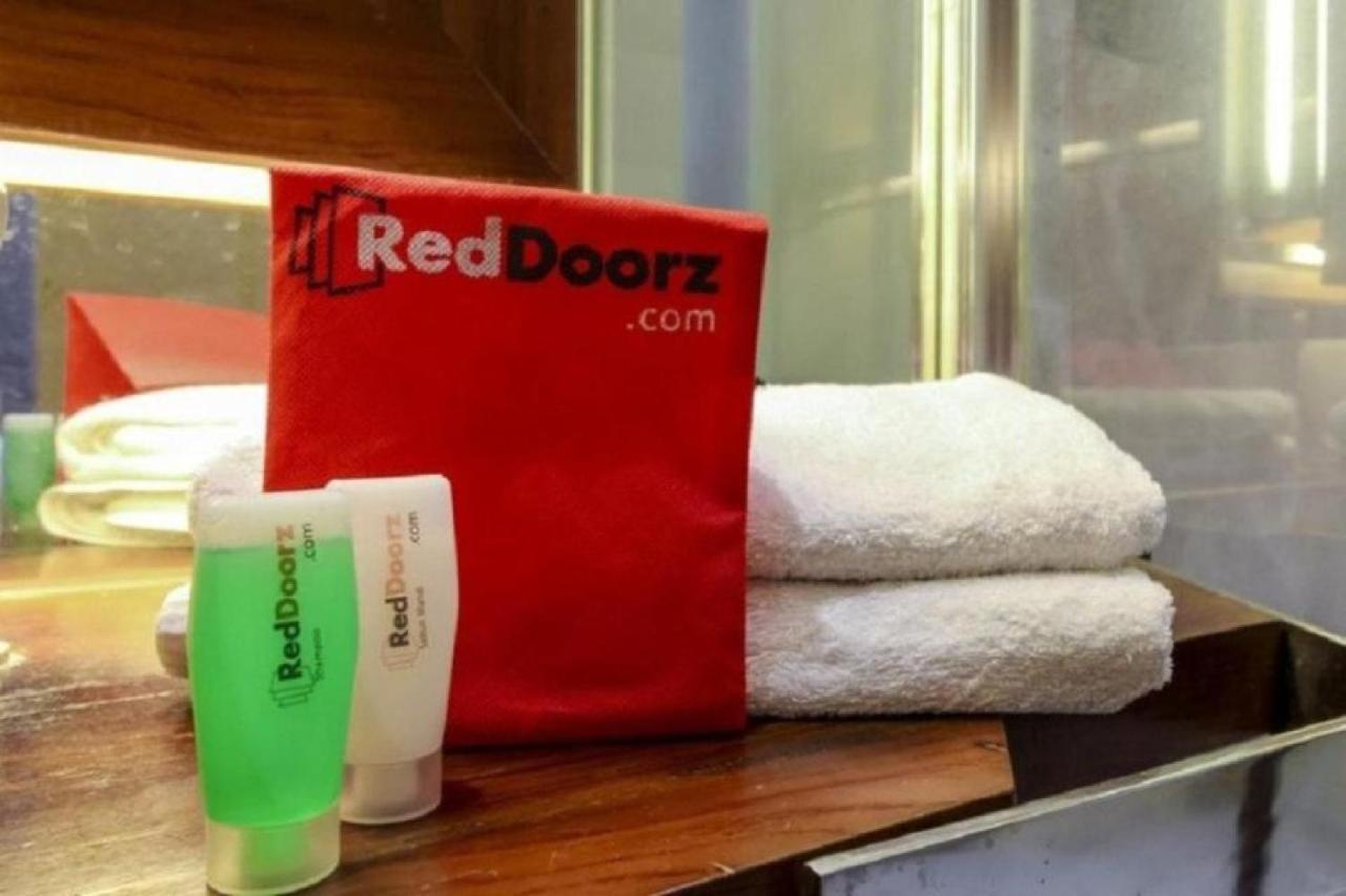 RedDoorz Plus @ Hertasning Area Makassar Exterior foto